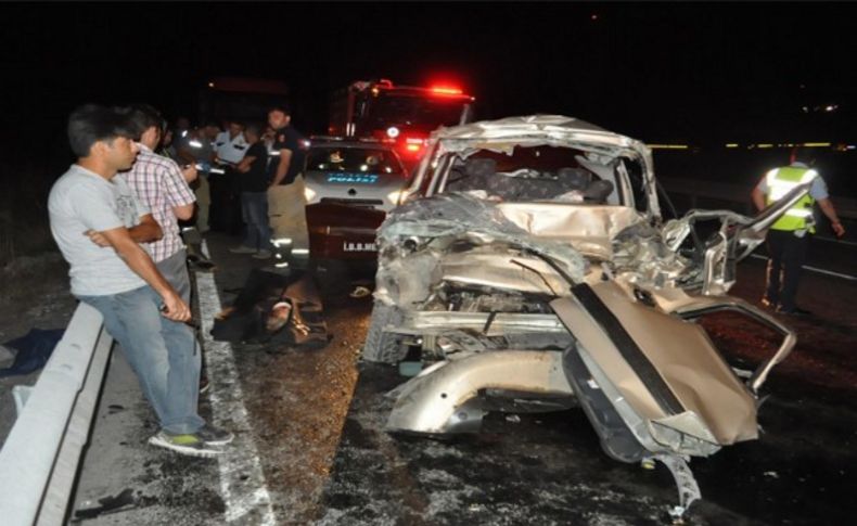 Hafif ticari araç TIR'a çaptı: 1'i çocuk, 3 kişi öldü